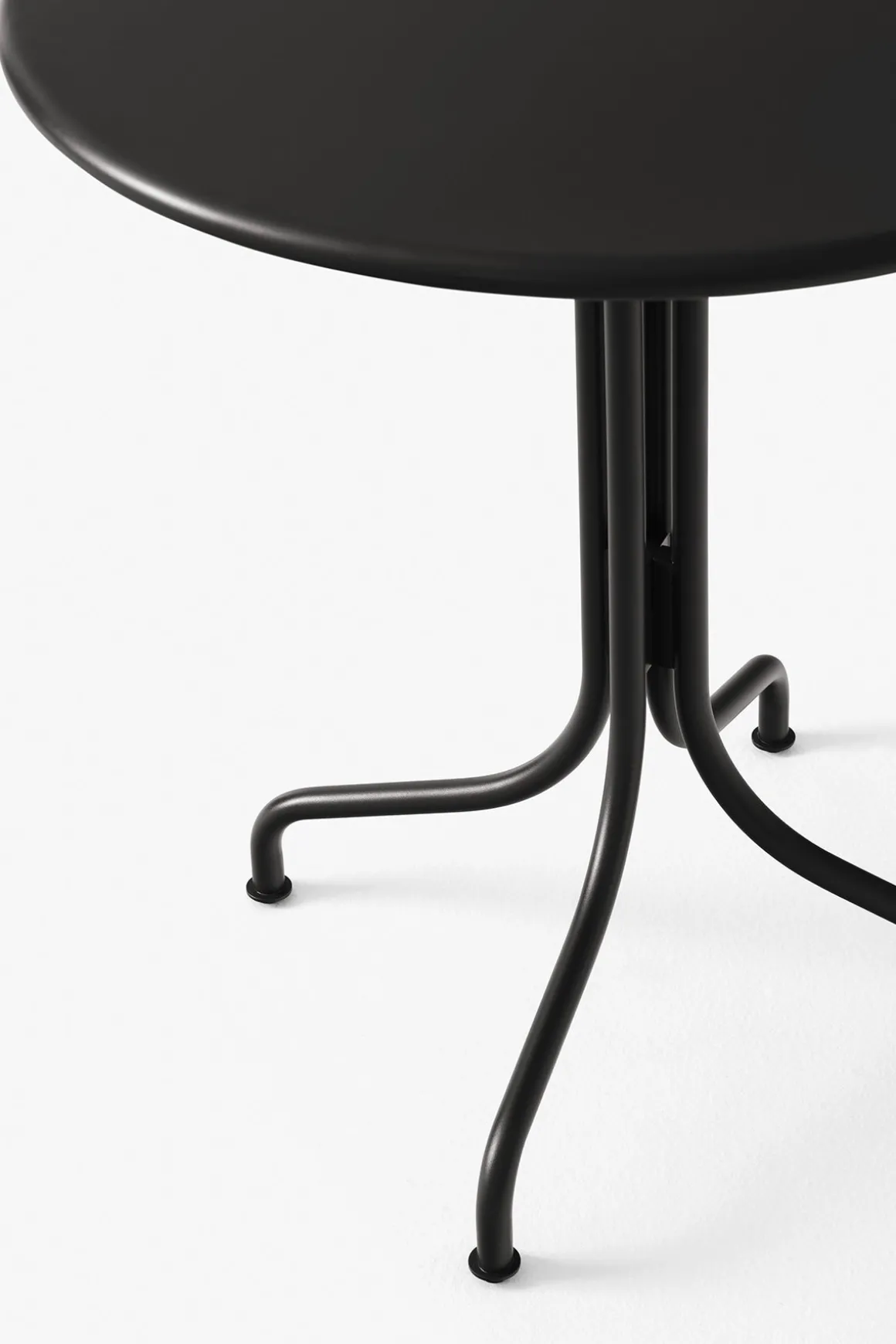 Bord - Thorvald Café Table Round, dia70 SC96 Warm Black