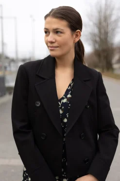 Jakke - Emotional Essence I Pure Black Short