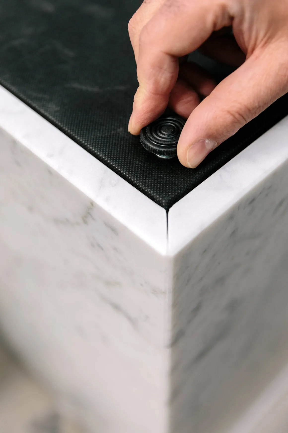 Sidebord - Plinth Tall 30x30xh51cm White Marble