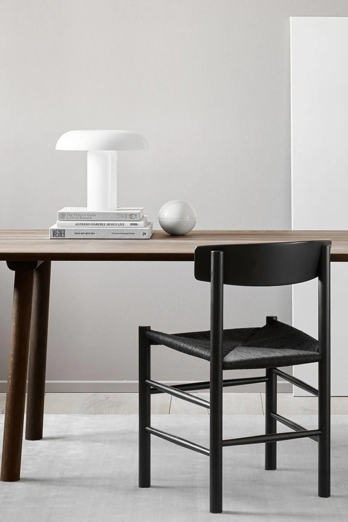 Spisestuestol - J39 Folkestolen Sortlakkert Eik / Sort Papirgarn