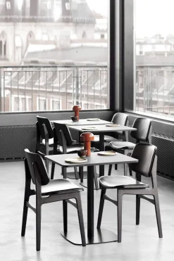 Spisestuestol - Søborg 3052 Sortlakkert Eik / 98 Sort Lær