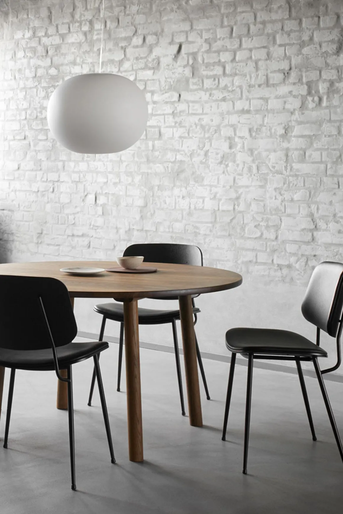 Spisestuestol - Søborg 3062 Sortlakkert/Krom Eik / 98 Sort Lær